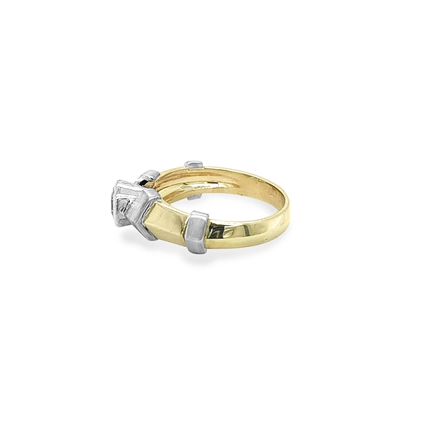 Nhẫn vàng đính zircon làm từ vàng kết hợp