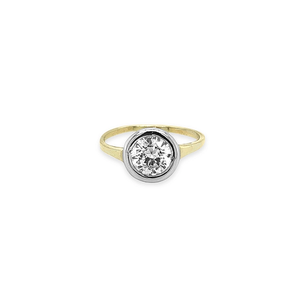 Nhẫn đính hôn bằng vàng có đá cubic zirconia