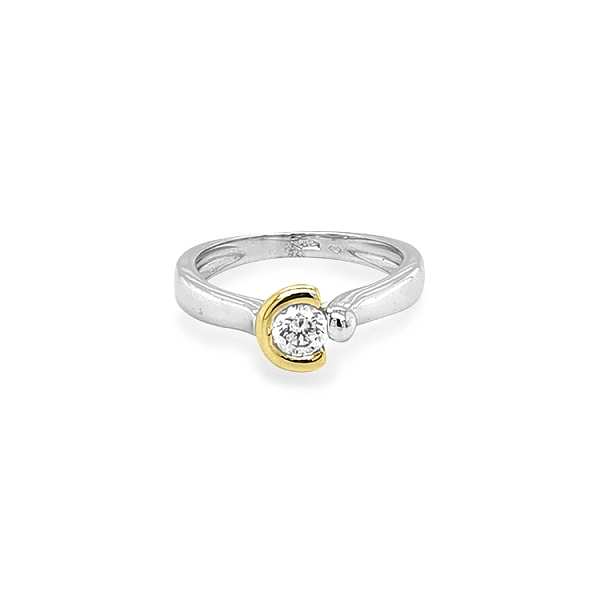 Nhẫn đính hôn bằng vàng với đá zircon