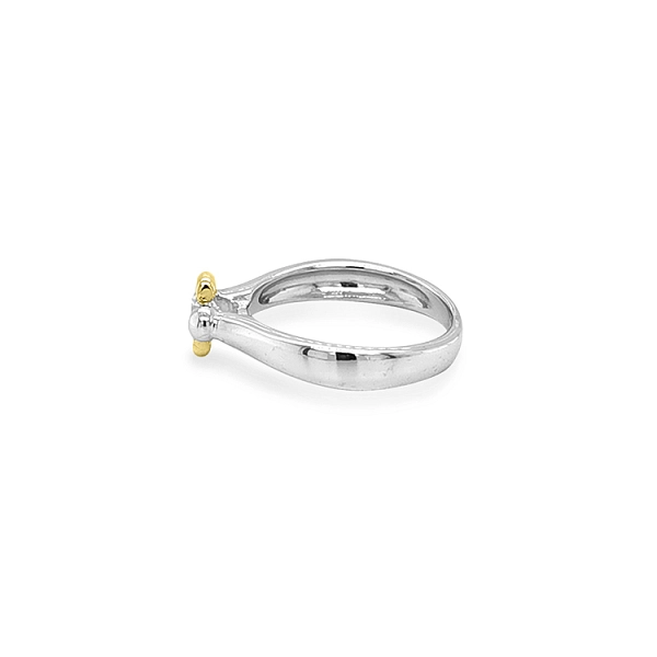 Nhẫn đính hôn bằng vàng với đá zircon