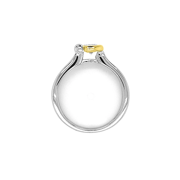 Nhẫn đính hôn bằng vàng với đá zircon