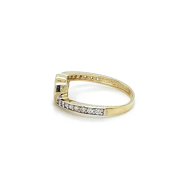 Nhẫn đính hôn bằng vàng với đá zircon