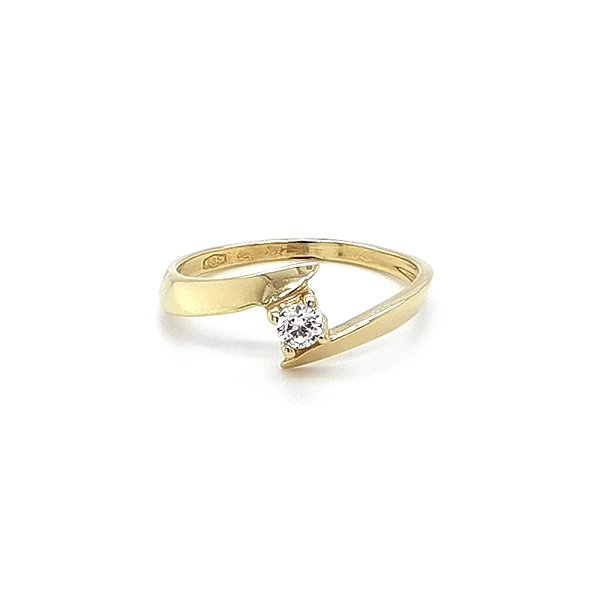 Nhẫn đính hôn bằng vàng với đá zircon