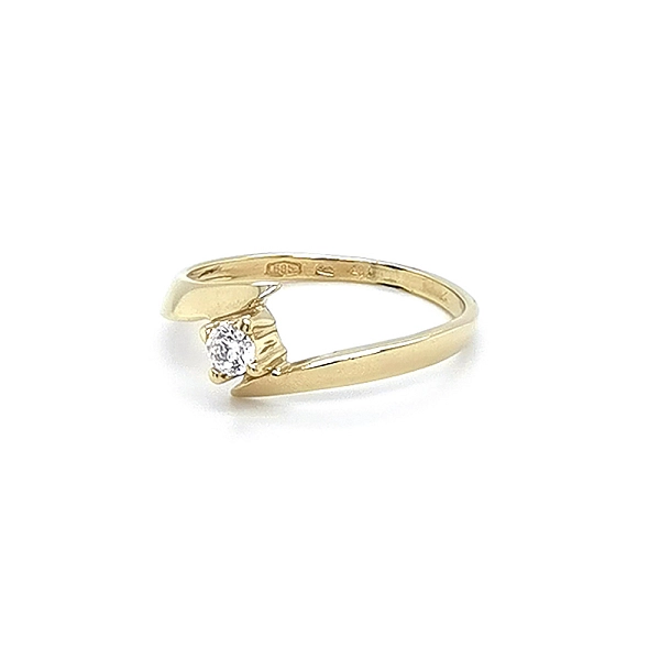 Nhẫn đính hôn bằng vàng với đá zircon