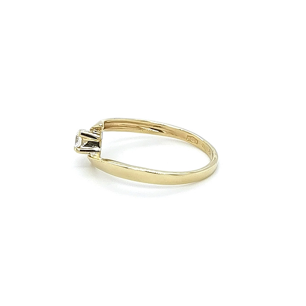 Nhẫn đính hôn bằng vàng với đá zircon
