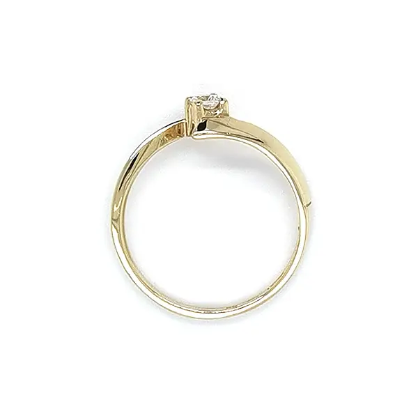 Nhẫn đính hôn bằng vàng với đá zircon