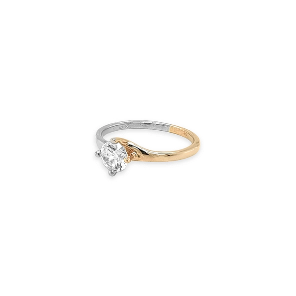 Nhẫn đính hôn với đá zircon làm từ vàng kết hợp