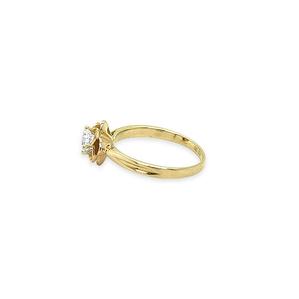 Nhẫn vàng đính đá cubic zirconia