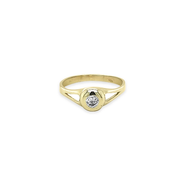 Nhẫn đính hôn với đá cubic zirconia
