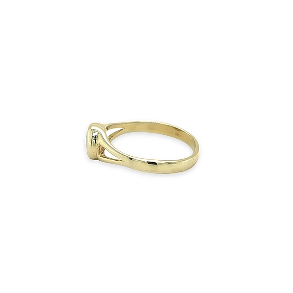Nhẫn đính hôn với đá cubic zirconia