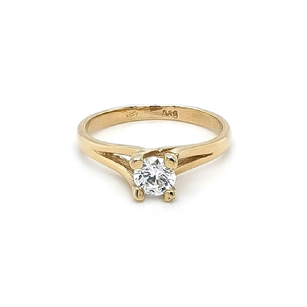 Nhẫn đính hôn bằng vàng với đá zircon
