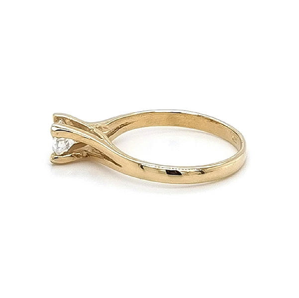 Nhẫn đính hôn bằng vàng với đá zircon