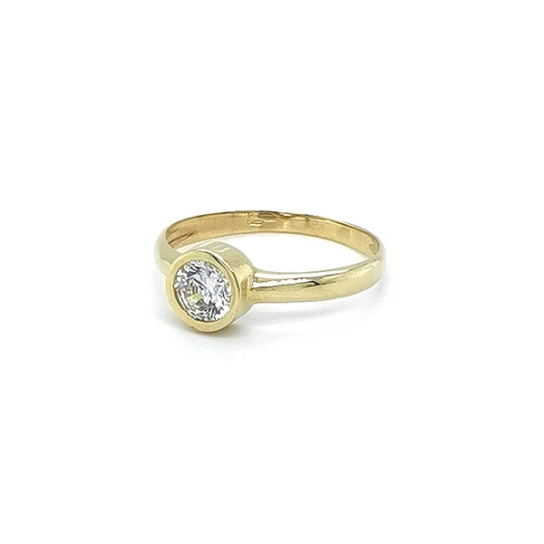 Nhẫn đính hôn bằng vàng với đá zircon