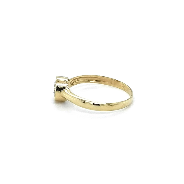 Nhẫn đính hôn bằng vàng với đá zircon