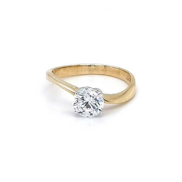 Nhẫn đính hôn bằng vàng với đá zircon