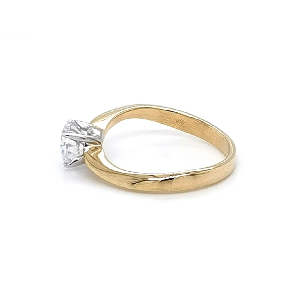 Nhẫn đính hôn bằng vàng với đá zircon
