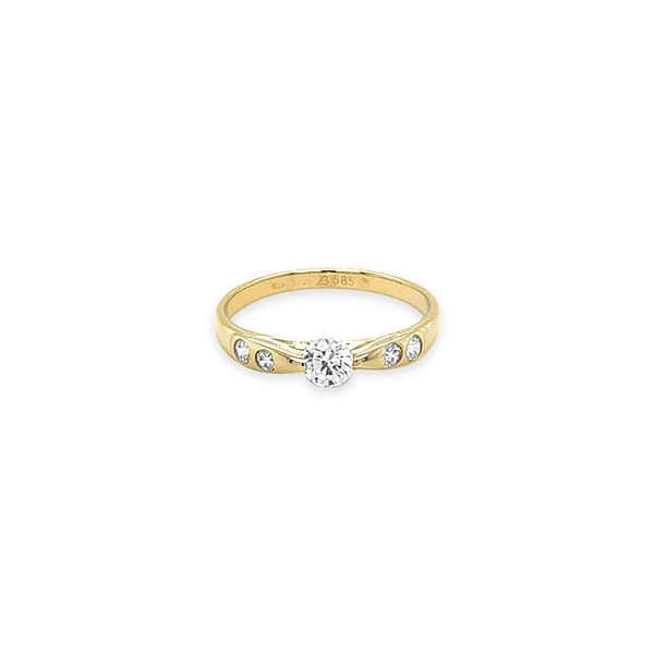 Nhẫn đính hôn bằng vàng có đá cubic zirconia