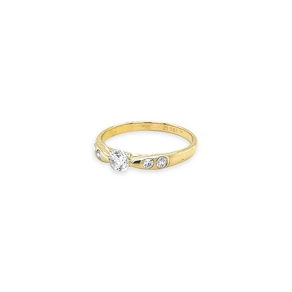 Nhẫn đính hôn bằng vàng có đá cubic zirconia