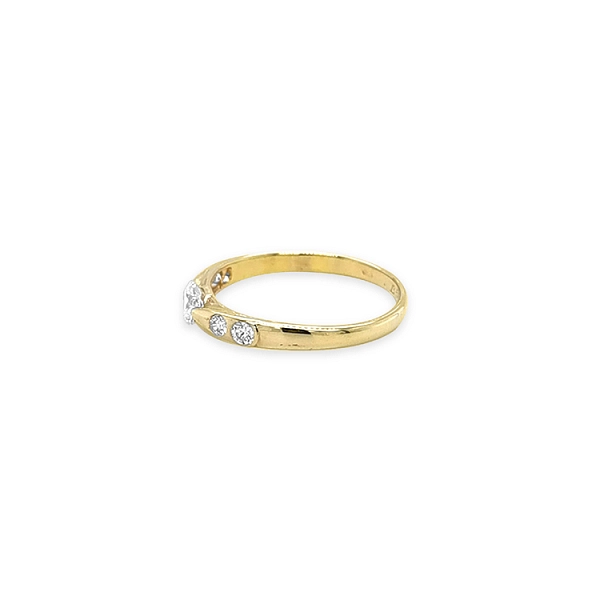 Nhẫn đính hôn bằng vàng có đá cubic zirconia