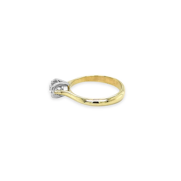 Nhẫn đính hôn bằng vàng có đá cubic zirconia