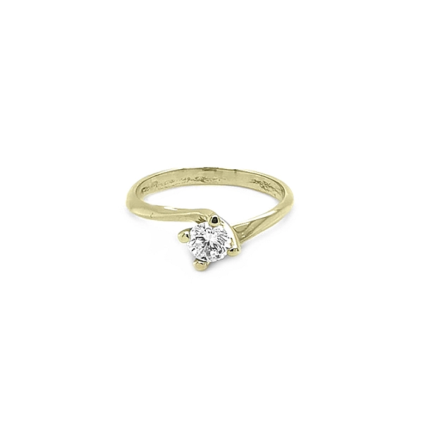 Nhẫn đính hôn bằng vàng với đá zircon