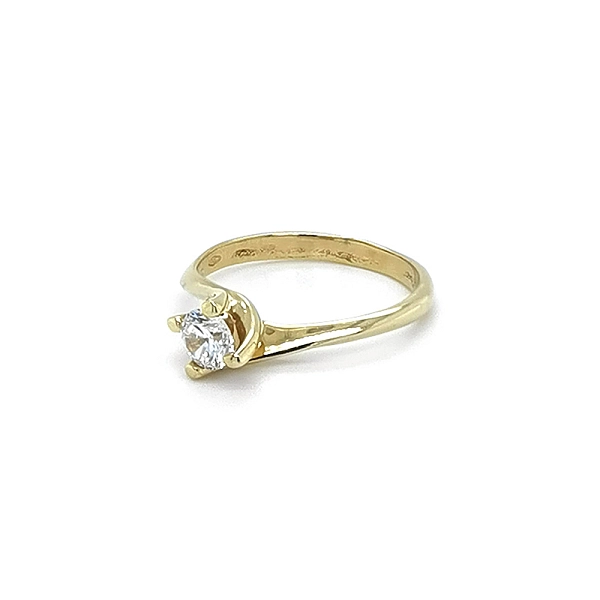 Nhẫn đính hôn bằng vàng với đá zircon