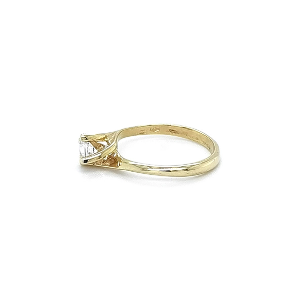 Nhẫn đính hôn bằng vàng với đá zircon
