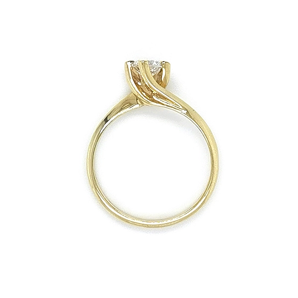 Nhẫn đính hôn bằng vàng với đá zircon