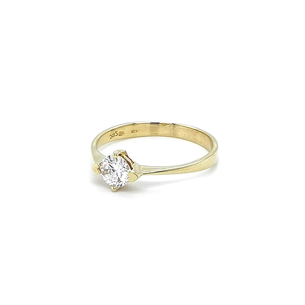 Nhẫn đính hôn bằng vàng với đá zircon