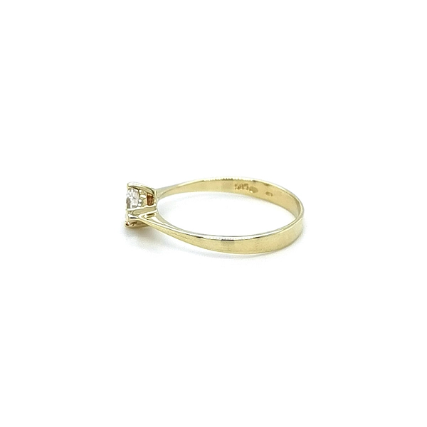 Nhẫn đính hôn bằng vàng với đá zircon