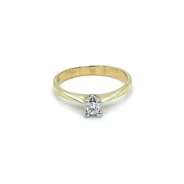 Nhẫn đính hôn với đá zircon làm từ vàng kết hợp