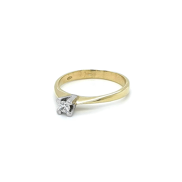 Nhẫn đính hôn với đá zircon làm từ vàng kết hợp