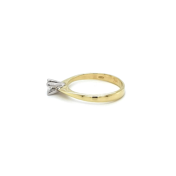 Nhẫn đính hôn với đá zircon làm từ vàng kết hợp