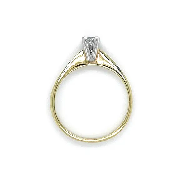 Nhẫn đính hôn với đá zircon làm từ vàng kết hợp