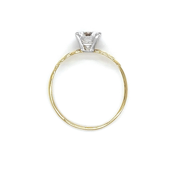 Nhẫn đính hôn bằng vàng với đá zircon