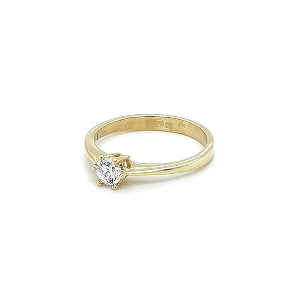 Nhẫn đính hôn bằng vàng với đá zircon