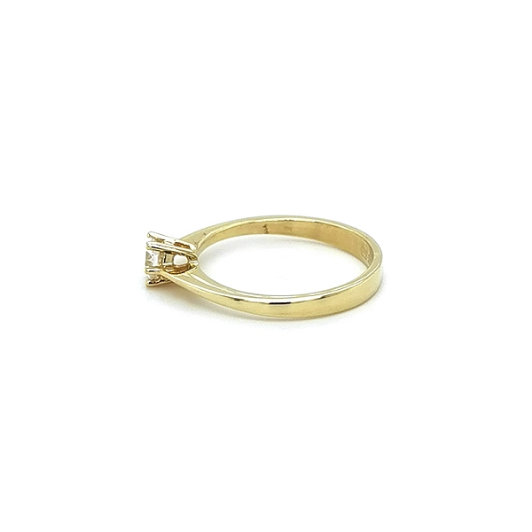 Nhẫn đính hôn bằng vàng với đá zircon