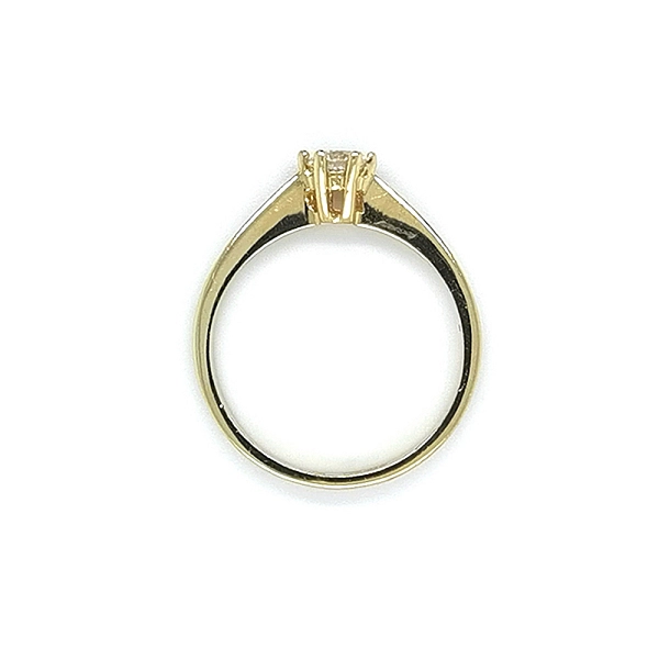 Nhẫn đính hôn bằng vàng với đá zircon