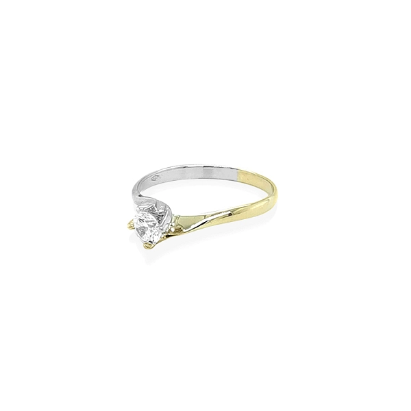 Nhẫn đính hôn với đá zircon làm từ vàng kết hợp