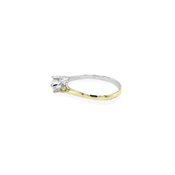 Nhẫn đính hôn với đá zircon làm từ vàng kết hợp
