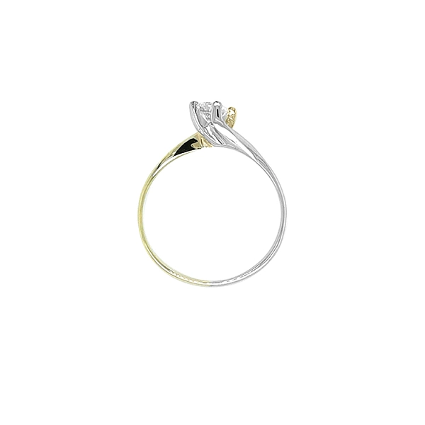 Nhẫn đính hôn với đá zircon làm từ vàng kết hợp