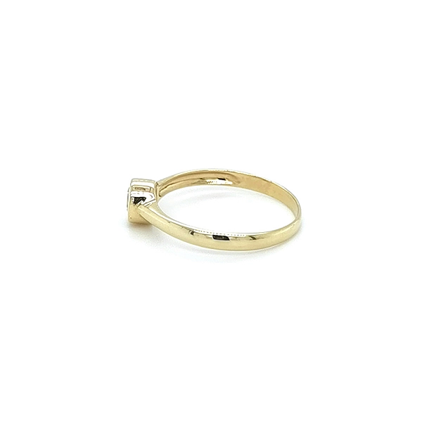 Nhẫn đính hôn bằng vàng với đá zircon