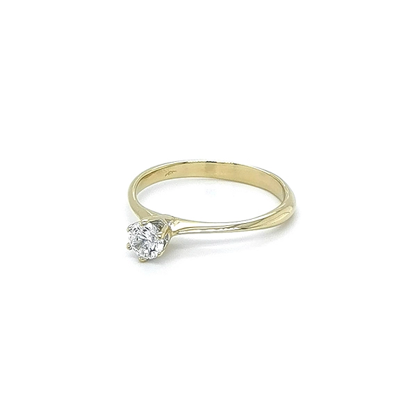 Nhẫn đính hôn bằng vàng với đá zircon