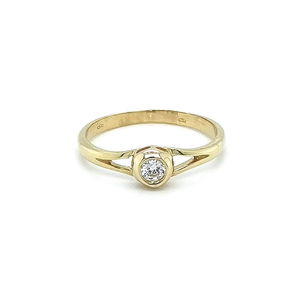 Nhẫn đính hôn bằng vàng với đá zircon