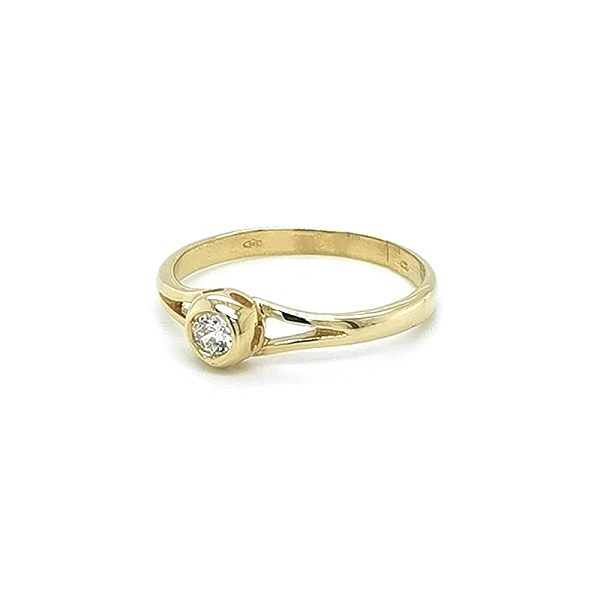 Nhẫn đính hôn bằng vàng với đá zircon