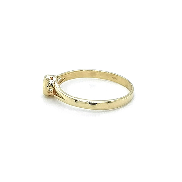 Nhẫn đính hôn bằng vàng với đá zircon