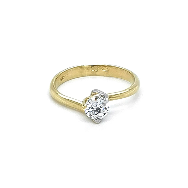 Nhẫn đính hôn bằng vàng với đá zircon