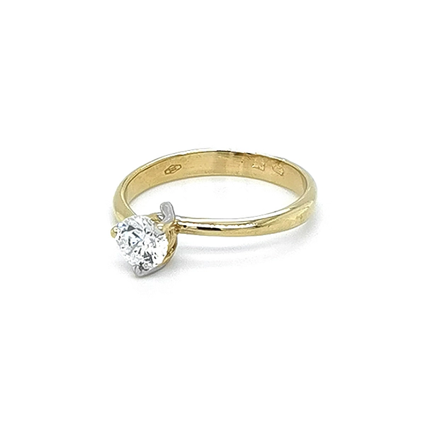 Nhẫn đính hôn bằng vàng với đá zircon