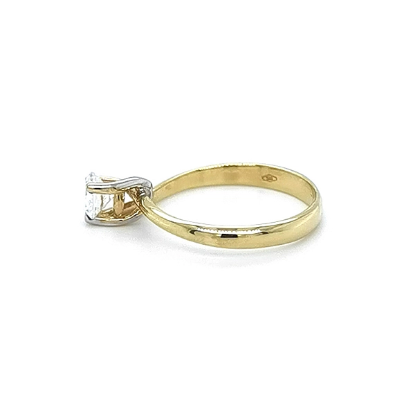 Nhẫn đính hôn bằng vàng với đá zircon