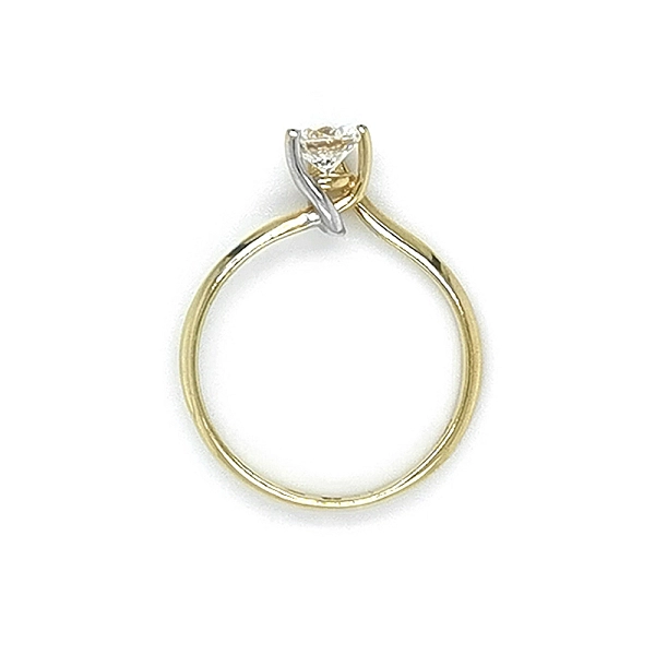 Nhẫn đính hôn bằng vàng với đá zircon